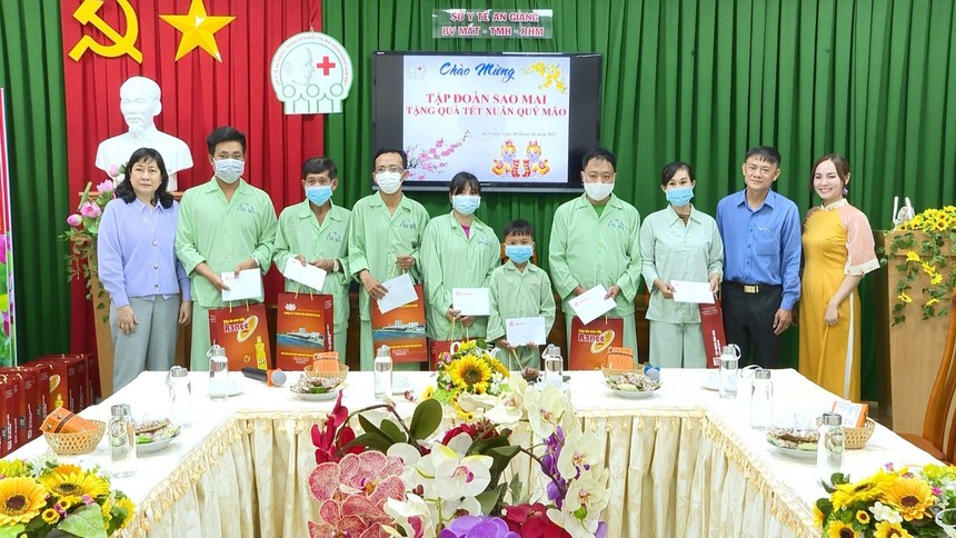 Bà Lê Thị Nguyệt Thu - Chủ tịch HĐQT Kl994 game bài casino hấp dẫn Sao Mai (bìa bên phải) tặng quà cho bệnh nhân nghèo tại Bệnh Viện Răng Hàm Mặt An Giang