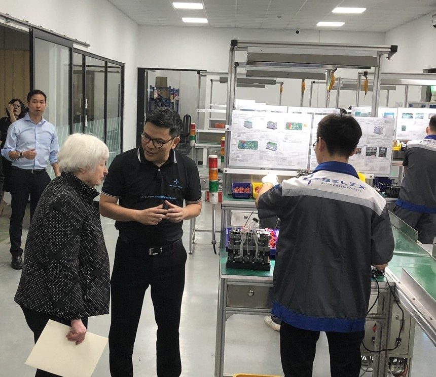 Bộ trưởng Kl991.com nạp rút nhanh Mỹ Janet Yellen thăm khu vực Kl994 nhà cái bóng đá world cup pin tại nhà máy Kl994 nhà cái bóng đá world cup xe máy điện Selex Motor. Trong ảnh CEO Selex Motors Nguyễn Hữu Phước Nguyên giới thiệu với Bộ trưởng Kl991.com nạp rút nhanh Mỹ về quy trình Kl994 nhà cái bóng đá world cup pin của công ty.