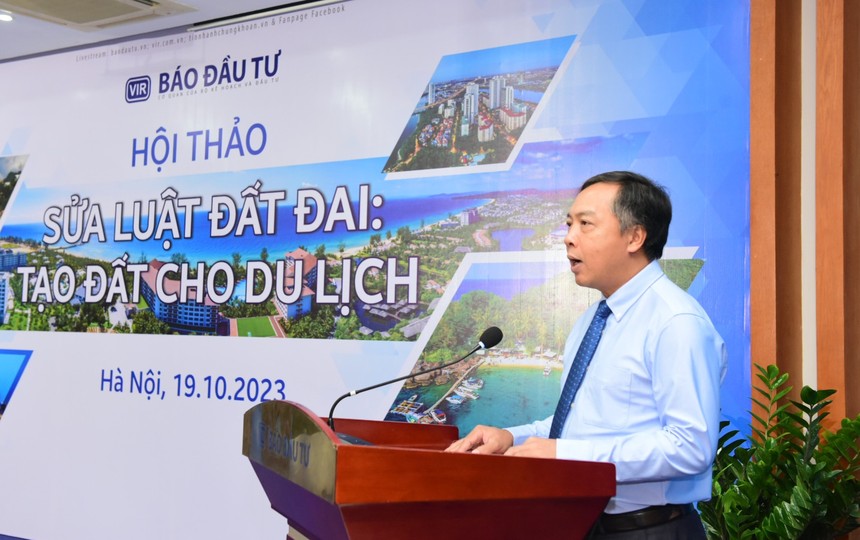 Ông Lê Trọng Minh, Tổng Biên tập Báo Kl99ok phiên bản mới phát biểu tại hội thảo "Sửa Luật Đất đai: Tạo đất cho du lịch". Ảnh Dũng Minh
