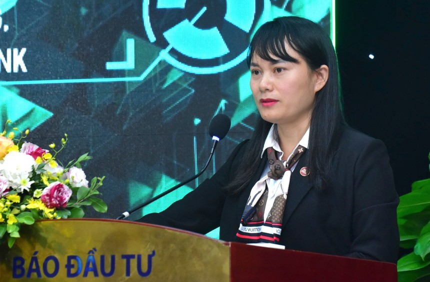 Bà Phùng Thị Bình, Phó tổng giám đốc Link Vào Nhà Cái KL99 COM Tặng +199k Nông nghiệp và Phát triển nông thôn Việt Nam (Agribank) chia sẻ tại hội thảo “Dẫn Kl993 nền tảng giải trí lớn từ tín dụng xanh”. Ảnh Dũng Minh.