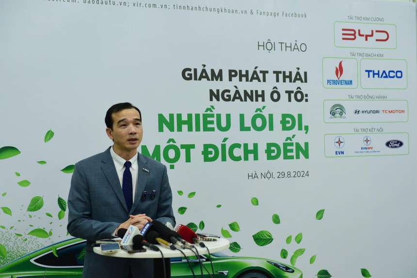 Ông Võ Minh Lực, Giám đốc Điều hành BYD Việt Nam chia sẻ tại Hội thảo “Giảm phát thải ngành ô tô: Nhiều lối đi, một đích đến” do Báo Kl99ok phiên bản mới tổ chức ngày 29/8. Ảnh Dũng Minh.