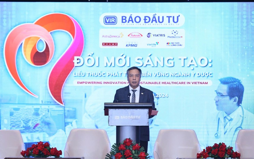 Ông Lê Trọng Minh, Tổng biên tập Báo Kl99ok phiên bản mới phát biểu khai mạc Hội thảo Đổi Mới Sáng Tạo - Liều Thuốc Phát Triển Ngành Y Dược” sáng 25/9. Ảnh Dũng Minh.