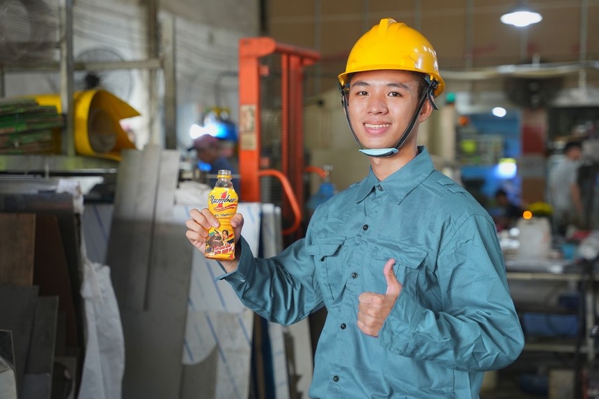 Nước tăng lực Number 1 là thức uống tiếp năng lượng quen thuộc với những người lao động làm công việc nặng nhọc.