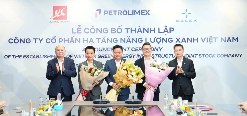 Chủ tịch Xuân Cầu Holdings và Chủ tịch Petrolimex tặng hoa chúc mừng Lãnh đạo CTCP Kl99kl ưu đãi độc quyền Năng lượng Xanh Việt Nam