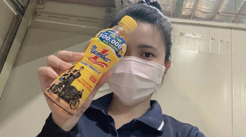 Chị Trần Thị Mỹ Lệ (quê Lâm Đồng), công nhân làm việc tại Đồng Nai, là khách hàng đầu tiên trúng giải Đặc biệt 100 triệu đồng từ chương trình "Xé ngay trúng liền" hè 2026 của Number 1, Trà Dr Thanh và Trà Xanh Không Độ (Ảnh: NVCC).