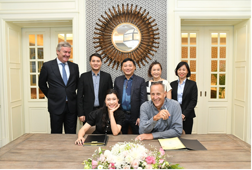 Bà Nguyễn Ngọc Mỹ - Giám đốc điều hành CTCP Kl99ok phiên bản mới Alphanam và Kiến trúc sư Bill Bensley ký hợp đồng dịch vụ thiết kế dự án JW Marriott Sapa Resort & Spa

​
