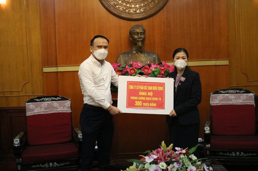 Thay mặt ĐXMT, ông Nguyễn Anh Tú, Giám đốc phát triển Kl992 VIP Trang Chủ 2026 trao số tiền tới UBMT TQ Việt Nam
