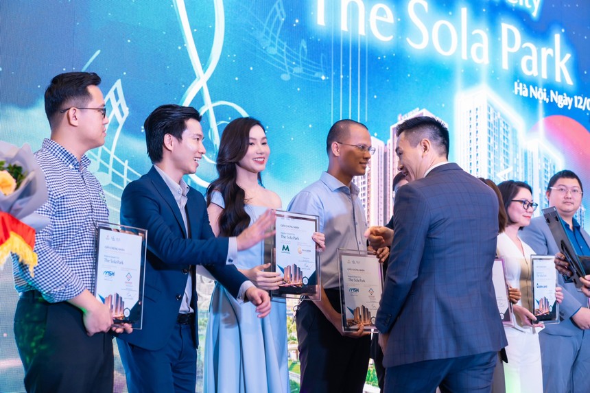 Bà Lương Giang – Tổng Giám Đốc của CTCP Megan Holdings nhận chứng nhận vinh danh từ chủ Kl99ok phiên bản mới dự án