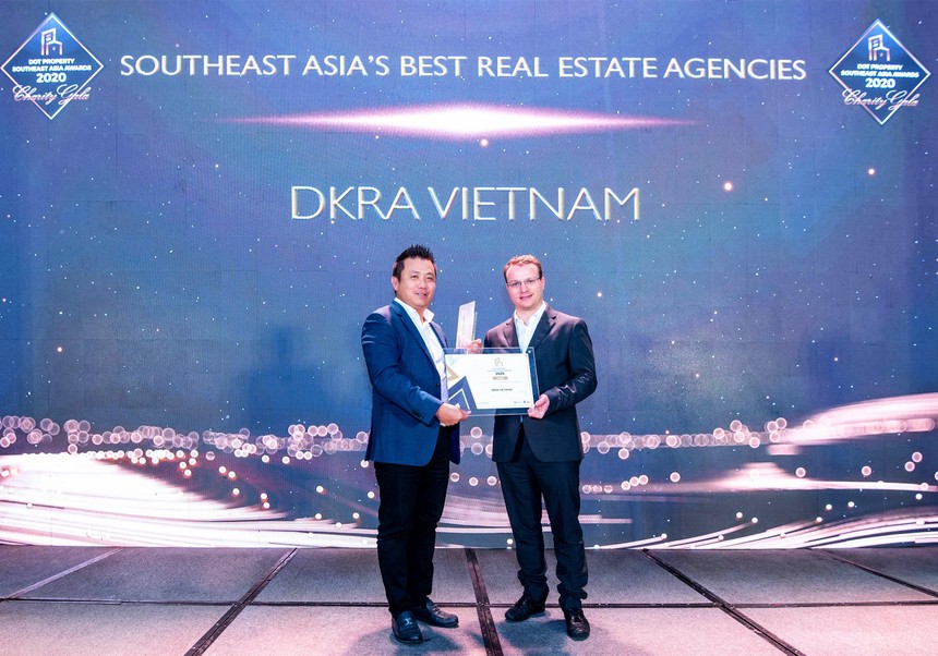 Ông Phạm Lâm - CEO DKRA Vietnam (bên trái) đón nhận giải thưởng "Đơn vị phân phối Web Tổng Nhà Cái 99Kl99 Giải Trí Bậc Nhất tốt nhất Đông Nam Á" 
