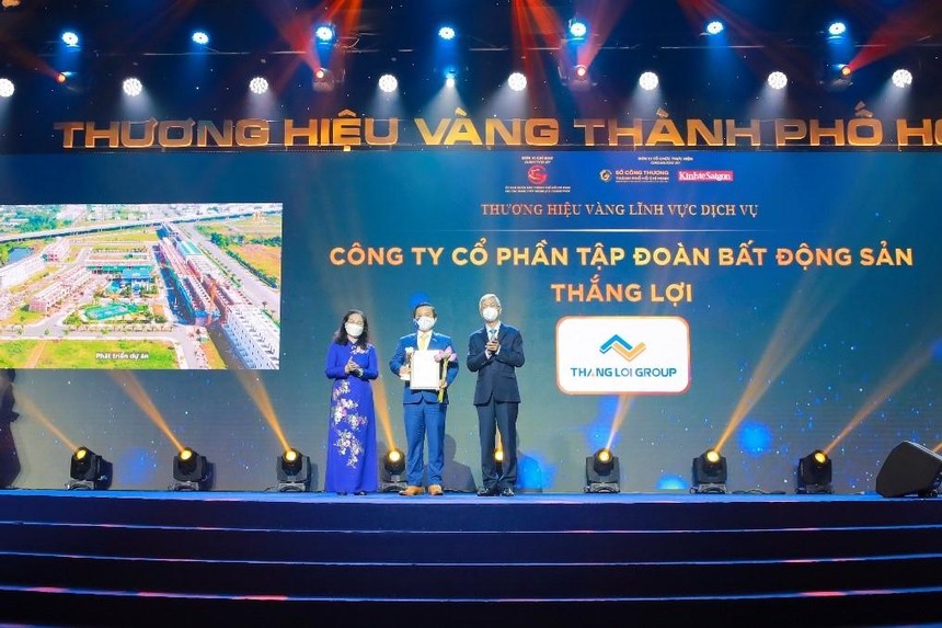 Ông Nguyễn Thanh Quyền, Tổng giám đốc Kl994 game bài casino hấp dẫn Web Tổng Nhà Cái 99Kl99 Giải Trí Bậc Nhất Thắng Lợi nhận giải thưởng Thương hiệu vàng 2021 