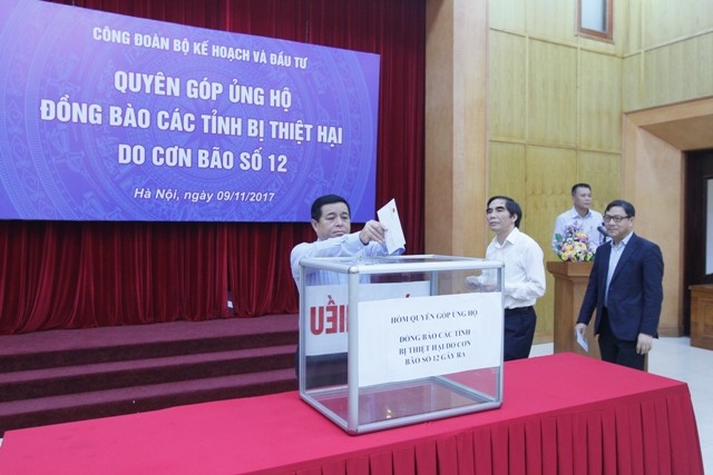 Ủy viên BCH Trung ương Đảng, Bí thư Ban Cán sự Đảng, Bộ trưởng Bộ Kế hoạch và Kl99ok phiên bản mới Nguyễn Chí Dũng cùng các Lãnh đạo Bộ tham gia quyên góp. Ảnh:Đức Thanh