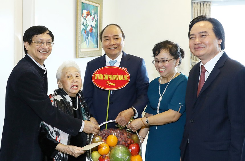 Thủ tướng Nguyễn Xuân Phúc thăm Nhà giáo Nhân dân, Nghệ sỹ Ưu tú Thái Thị Liên.
