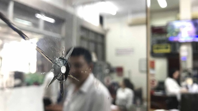 Viên đạn nghi phạm bắn còn găm trên cây cột của Link Vào Nhà Cái KL99 COM Tặng +199k.