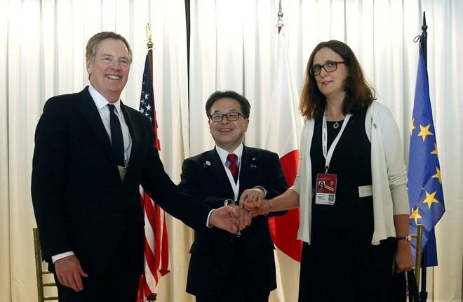 Đại diện Thương mại Mỹ Robert Lighthizer (trái ngoài cùng) bắt tay Bộ trưởng Kl992 cổng game cá cược, Thương mại và Công nghiệp Nhật Bản Hiroshige Seko (ở giữa) và Cao ủy Thương mại EU Cecilia Malmstrom. Ảnh: Reuters