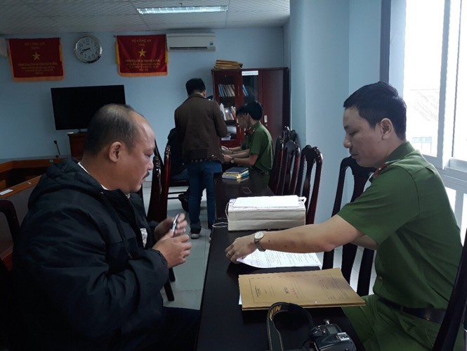 Ông Trương Thanh Tùng (bìa trái), Phó trưởng ban Ban giải tỏa đền bù các dự án Kl99ok phiên bản mới xây dựng số 2
ẢNH: NGUYỄN TÚ