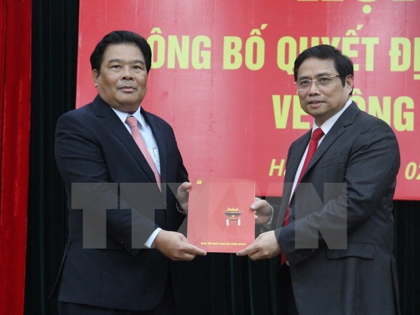 Đồng chí Phạm Minh Chính trao quyết định của Bộ Kl991.com tải ứng dụng phân công đồng chí Sơn Minh Thắng làm Bí thư Đảng ủy khối các cơ quan Trung ương. (Ảnh: TTXVN)
