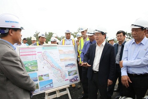 Phó thủ tướng Trịnh Đình Dũng kiểm tra công trường xây dựng tuyến KL99 là nhà cái cá cược trực tuyến hàng đầu tại châu Á Đà Nẵng-Quảng Ngãi ngày 8/12/2017. Ảnh: VGP