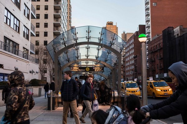 New York xem xét tăng thuế Web Tổng Nhà Cái 99Kl99 Giải Trí Bậc Nhất gần ga tàu điện ngầm. (Nguồn: The New York Times)