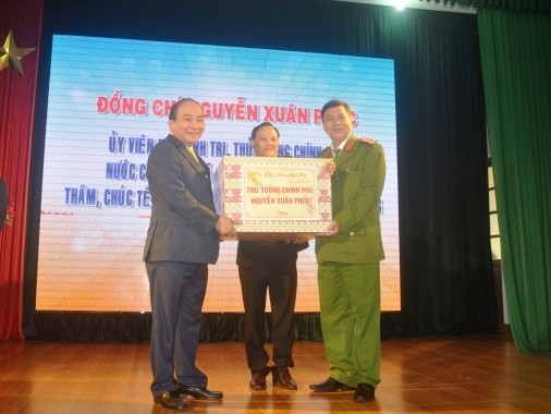 Thủ tướng Kl993 ưu đãi thưởng hấp dẫn Nguyễn Xuân Phúc tặng quà Tết các các lực lượng vũ trang thành phố Đà Nẵng.