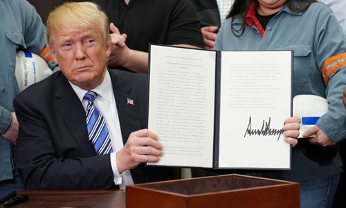 Tổng thống Donald Trump ký lệnh áp thuế Link Vào Nhà Cái KL99 COM Tặng +199k nhôm, thép tại Nhà Trắng ngày 8/3. Ảnh: AFP.