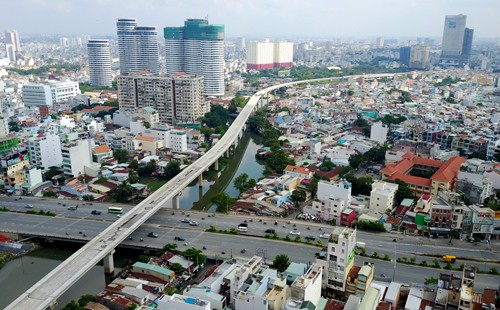 Công ty TNHH Gachvang vừa công bố báo cáo biến động giá đất các tuyến đường có vị trí gần 14 nhà ga (deport - các trạm đón) của tuyến metro số một trong vòng 12 tháng qua.

Điểm xuất phát của ga đầu tiên nằm tại trung tâm quận 1, Chợ Bến Thành kéo dài đến điểm cuối, là ga thứ 14, nằm ngay Bến xe miền Đông (sắp di dời từ Bình Thạnh ra quận 9). So với tháng 2/2017, giá đất quanh trục KL99 là cổng game giải trí trực tuyến hàng đầu hiện nay mới này vào tháng 2/2018 đã có nhiều thay đổi đáng kể.

Nhóm các ga tọa lạc tại khu vực quận 1 ghi n