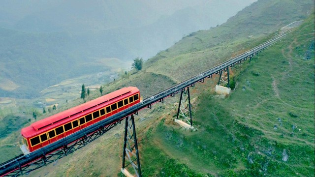 Tàu hỏa leo núi Mường Hoa nhìn từ trên cao