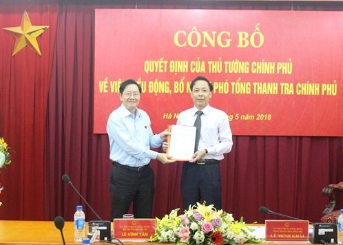 Thừa ủy quyền của Thủ tướng Kl993 ưu đãi thưởng hấp dẫn, Bộ trưởng Bộ Nội vụ Lê Vĩnh Tân trao  quyết định và chúc mừng tân Phó Tổng Thanh tra Kl993 ưu đãi thưởng hấp dẫn Trần Ngọc Liêm.
