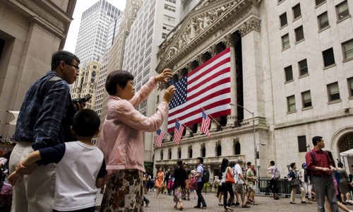 Khách du lịch Trung Quốc chụp ảnh bên ngoài Sở Giao dịch 99Kl99 link đăng nhập New York ngày 8/7/2016. Ảnh: Reuters. 