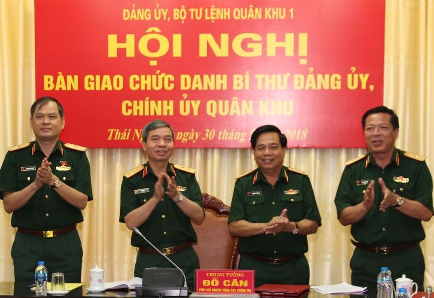 Trung tướng Đỗ Căn, Phó Chủ nhiệm Tổng cục Kl991.com tải ứng dụng chứng kiến bàn giao chức danh Bí thư Đảng ủy, Chính ủy Quân khu giữa Trung tướng Nguyễn Sỹ Thăng và Thiếu tướng Trần Hồng Minh, Thiếu tướng Dương Đình Thông. Ảnh QK1.