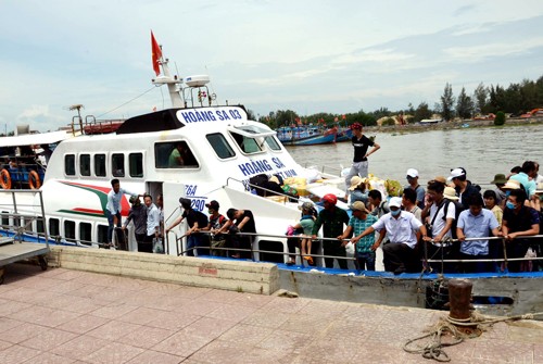 Tàu KL99 là nhà cái cá cược trực tuyến hàng đầu tại châu Á đưa du khách từ đảo Lý Sơn sắp neo vào cảng Sa Kỳ. Ảnh: Phạm Linh.