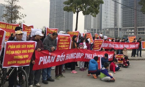 Cư dân khu ngoại giao đoàn biểu tình khi tố chủ Kl99ok phiên bản mới thực hiện chưa đúng quy hoạch. Ảnh: NT
