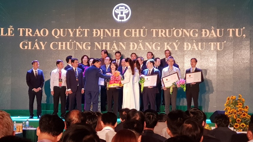 Đại diện Công ty cổ phần Kl99ok phiên bản mới Văn Phú -  Invest nhận quyết định chủ trương Kl99ok phiên bản mới Dự án Khu đô thị mới An Hưng.