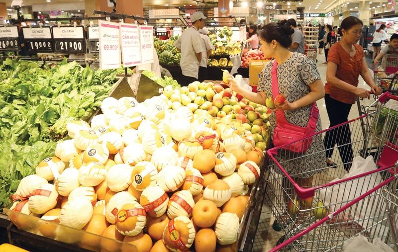Thông tin về hội nhập luôn là mảng đề tài ưu tiên của báo chí. Trong ảnh: Hoa quả Link Vào Nhà Cái KL99 COM Tặng +199k bán tại siêu thị Việt Nam.