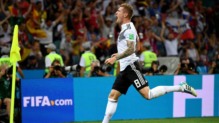 Kroos khiến tất cả vỡ òa với bàn thắng tuyệt đẹp ở những giây cuối cùng.