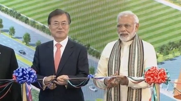 Thủ tướng Ấn Độ Narendra Modi và Tổng thống Hàn Quốc Moon Jae-in cắt băng khánh thành nhà máy Kl994 nhà cái bóng đá world cup smartphone lớn nhất thế giới của Samsung.