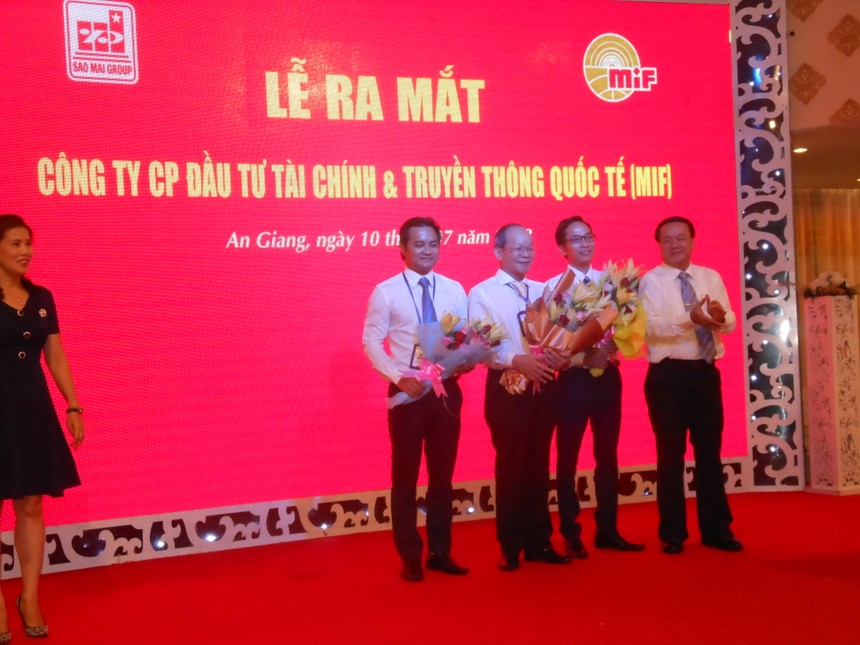 Ông Lê Thanh Thuấn, Chủ tịch Kl994 game bài casino hấp dẫn Sao mai tăng hoa chúc mừng Ban Giam đốc MIF
