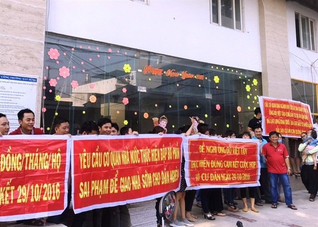 Khách hàng đã nhiều lần căng băng rôn đòi giao nhà vì chủ Kl99ok phiên bản mới trễ hẹn giao nhà hơn 2 năm.