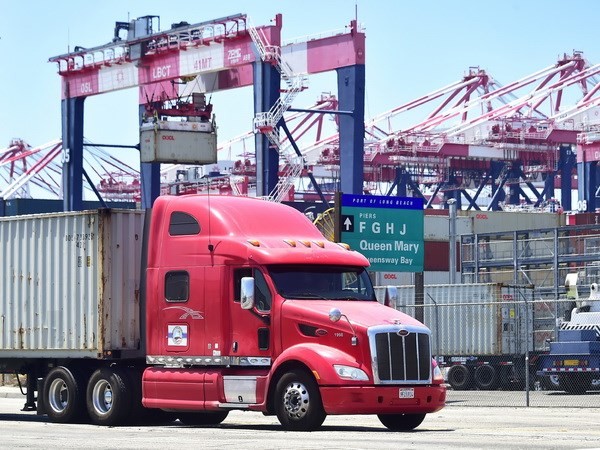 Bốc dỡ hàng hóa tại cảng Long Beach, bang California, Mỹ ngày 12/7. (Ảnh: AFP/TTXVN)