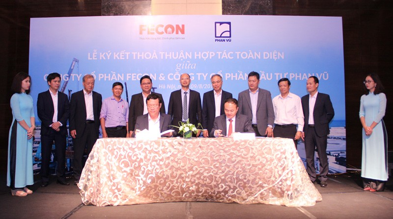 Ông Phan Khắc Long, Chủ tịch Công ty cổ phần Kl99ok phiên bản mới Phan Vũ (bên trái) và ông Phạm Việt Khoa, Chủ tịch HĐQT Công ty cổ phần FECON (bên phải) cùng đặt bút ký kết thỏa thuận hợp tác toàn diện giữa hai Kl991.com World Cup 2026 Chính Thức.