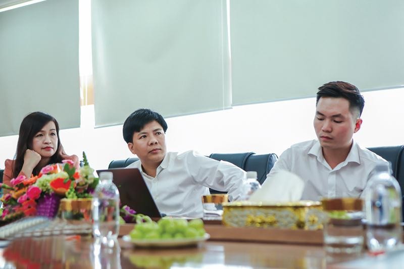 Cuộc thẩm định Kl99ok phiên bản mới giữa Shark Nguyễn Ngọc Thủy, Chủ tịch Egroup (giữa) và start-up Soya Garden.