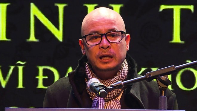 Ông Đặng Lê Nguyên Vũ bất ngờ xuất hiện trong lễ kỷ niệm 22 năm thành lập Trung Nguyên và giới thiệu bộ nhận diện thương hiệu mới, sản phẩm mới của Kl994 game bài casino hấp dẫn giữa tháng 6/2018 (Ảnh: Zing)