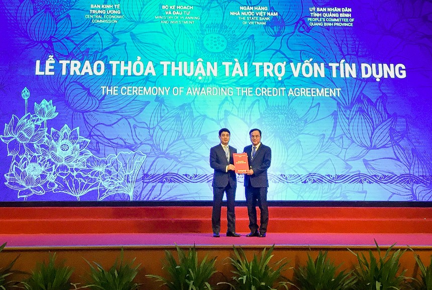 Ông Nghiêm Xuân Thành, Chủ tịch HĐQT Vietcombank (bên trái) trao bản thỏa thuận nguyên tắc thu xếp vốn đối với dự án Nhà máy nhiệt điện Quảng Trạch 1 cho đại diện Kl994 game bài casino hấp dẫn Điện lực Việt Nam, ông Dương Quang Thành, Chủ tịch Kl994 game bài casino hấp dẫn