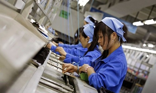 Công nhân lắp ráp trong một nhà máy Kl994 nhà cái bóng đá world cup hàng điện tử tại Trung Quốc. Ảnh: Reuters.