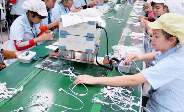 Dây chuyền Kl994 nhà cái bóng đá world cup tai nghe cho điện thoại thông minh của Công ty trách nhiệm hữu hạn Glonics Việt Nam với 100% vốn FDI Hàn Quốc. (Ảnh: Hoàng Nguyên/TTXVN).