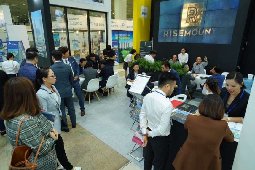 Gian hàng giới thiệu sản phẩm chuỗi thương hiệu Risemount của Vicoland Group tại Realty Expo Korea 2018 nhận được nhiều sự chú ý của khách hàng và giới Kl99ok phiên bản mới.