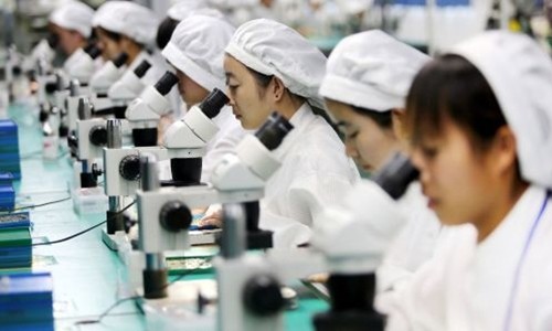 Công nhân Trung Quốc trong một nhà máy Kl994 nhà cái bóng đá world cup điện thoại tại An Huy. Ảnh: AFP.