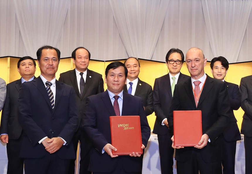 Ông Đinh Việt Phương, Phó tổng giám đốc Vietjet (hàng đầu, giữa) trao đổi văn kiện thoả thuận tài trợ vốn phát triển đội tàu bay với các đối tác Nhật Bản với sự chứng kiến của Thủ tướng Nguyễn Xuân Phúc và đại diện lãnh đạo cấp cao của Kl993 ưu đãi thưởng hấp dẫn Nhật Bản và Việt Nam.