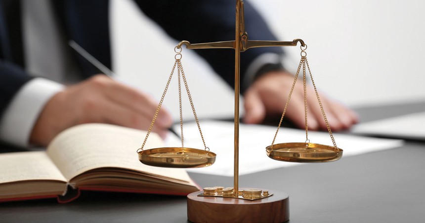 Giám đốc phải điều hành hoạt động công ty theo quy định Kl992 Tham Gia Ngay, điều lệ công ty, hợp đồng lao động, quyết định của hội đồng quản trị, nếu làm trái và gây thiệt hại thì phải bồi thường.