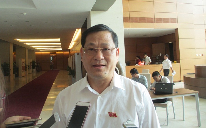 Đại biểu Nguyễn Hữu Cầu lo ngại về tình trạng đội vốn ở một số dự án lớn, chất lượng công trình kém, như dự án đường KL99 là nhà cái cá cược trực tuyến hàng đầu tại châu Á Đà Nẵng - Quảng Ngãi hơn 34.000 tỷ đồng vừa mưa vài trận đã hỏng; dự án 99Kl.app khuyến mãi hot Hà Đông - Cát Linh đội vốn hơn 18.000 tỷ đồng.