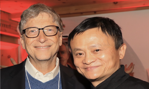 Jack Ma chụp ảnh cùng Gates tại Diễn đàn Kl992 cổng game cá cược thế giới ở Davos, Thụy Sỹ hồi đầu năm. Ảnh: CNBC.